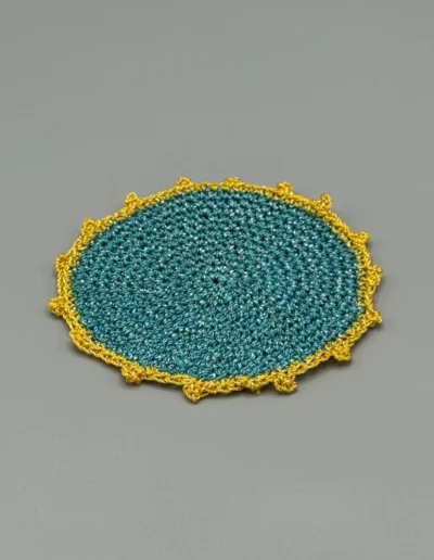 Posavasos Redondo Celeste tejidos a mano con puntilla amarilla.
