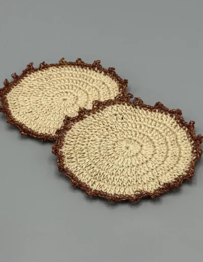 Posavasos Redondo Cobre tejidos a mano en tono natural con borde cobre