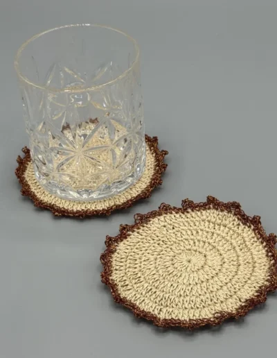 Posavasos Redondo Cobre decorando una mesa con un vaso de cristal grande