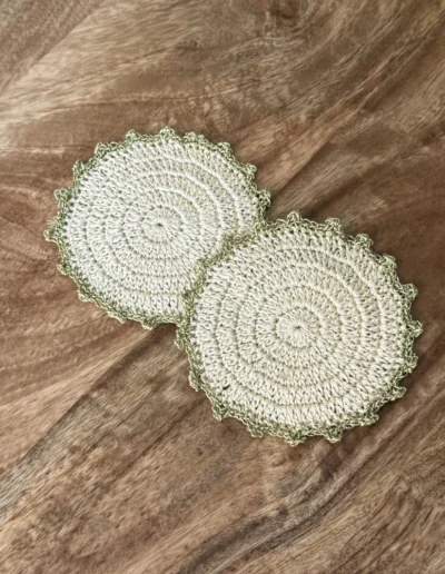 Posavasos Redondo Oro tejidos a mano en tono natural con borde dorado.