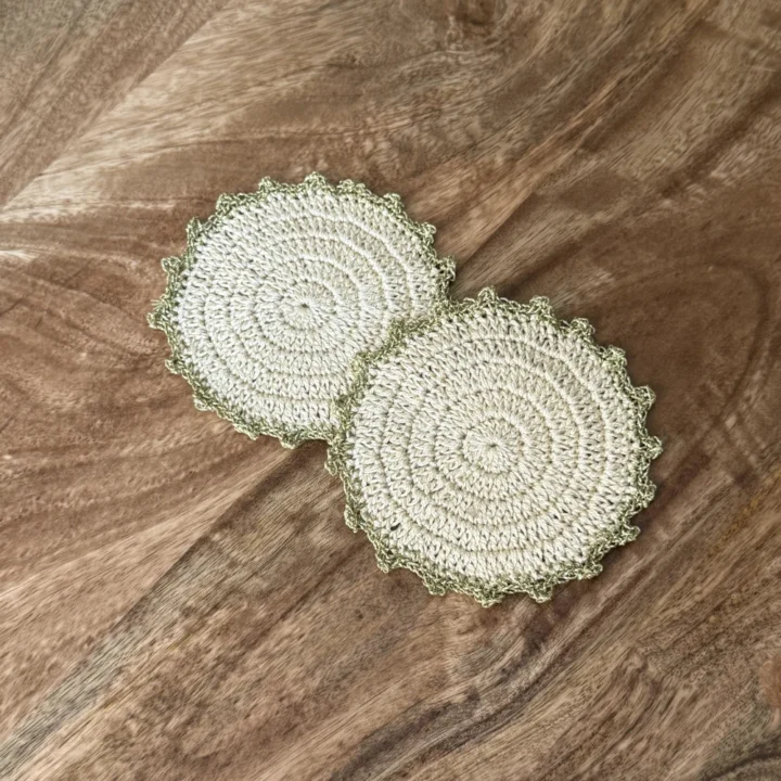 Posavasos Redondo Oro tejidos a mano en tono natural con borde dorado.