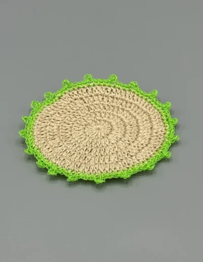 Posavasos Redondo Fluor decorando una mesa en tonos neutros