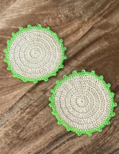 Detalle del posavaso artesanal natural con puntilla verde flúor.