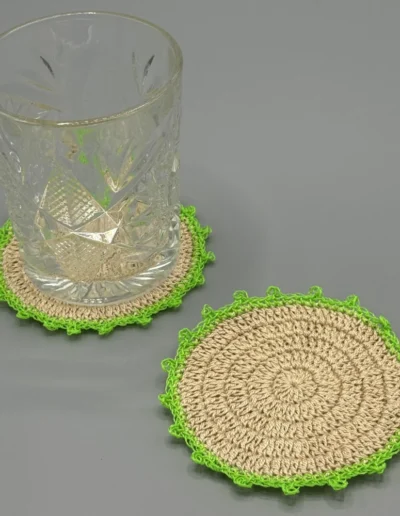 Posavasos Redondo Fluor decorando una mesa en tonos neutros