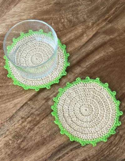 Posavasos Redondo Fluor tejidos a mano en tono natural con borde verde flúor y vaso de cristal