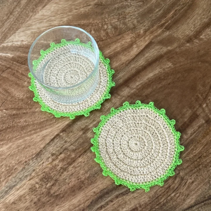 Posavasos Redondo Fluor tejidos a mano en tono natural con borde verde flúor y vaso de cristal