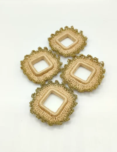 Conjunto de cuatro servilleteros artesanales naturales con ribete en color oro