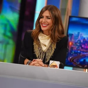 Nuria Roca portando Pañuelo Sahel