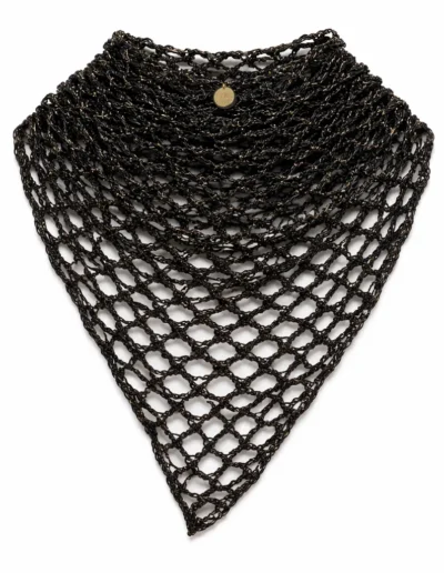 Pañuelo triangular de crochet negro con hilo dorado, vista frontal sobre fondo blanco