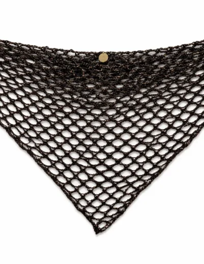 Pañuelo triangular de crochet negro con detalles dorados, desplegado y abierto sobre fondo blanco