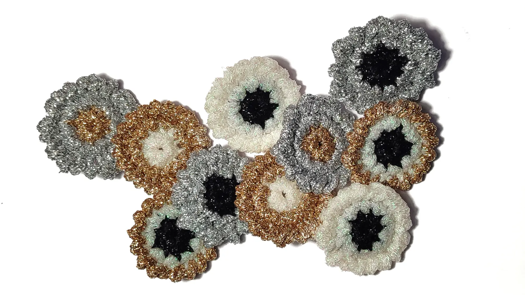 Conjunto de pendientes Gummies de BeMeknes, pendientes redondos de joyería textil artesanal en oro, plata, negro y blanco