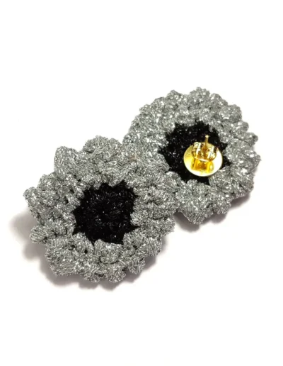 Cierre pendientes Gummie PN de crochet artesanal en color plata y negro hecho a mano.