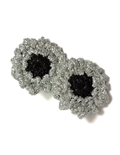 Pendientes Gummie PN de crochet artesanal en color plata y negro hecho a mano.
