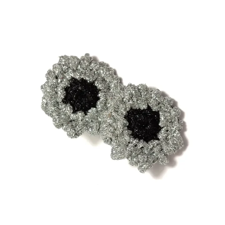 Pendientes Gummie PN de crochet artesanal en color plata y negro hecho a mano.