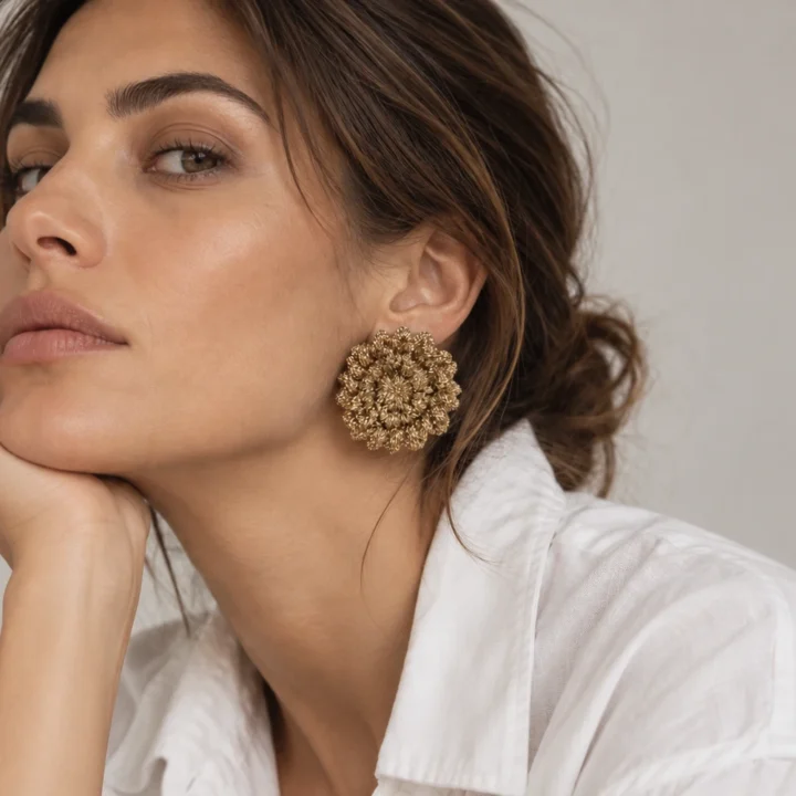 Chica con pendientes Gummie Oro de BeMeknes