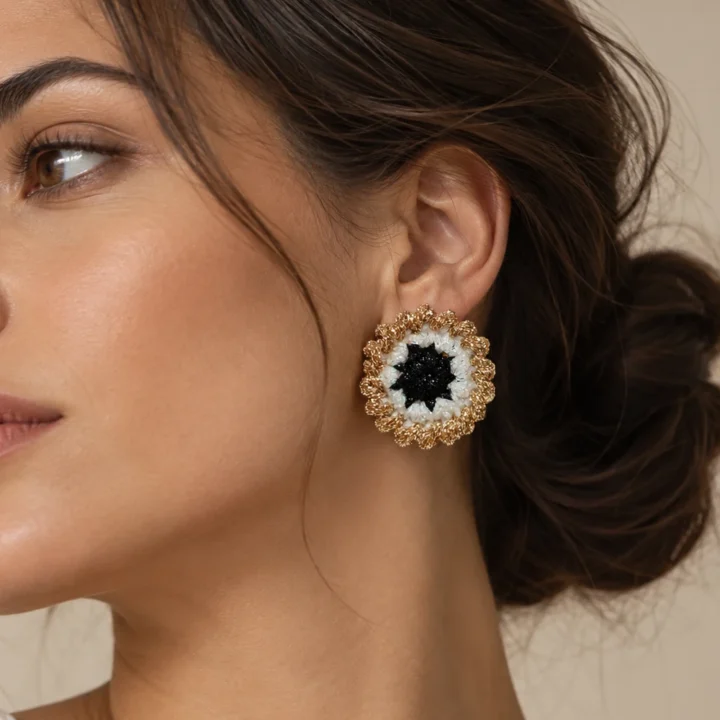 Chica con pendientes Gummie OBN de BeMeknes