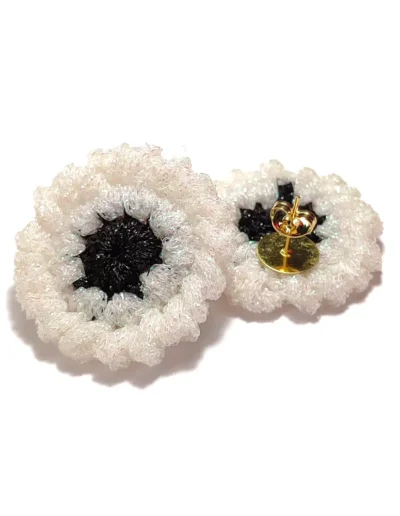 pendientes circulares blanco negro hechos a mano pendientes gummies detalle textura joyería textil pendientes artesanales ligeros colección Gummies