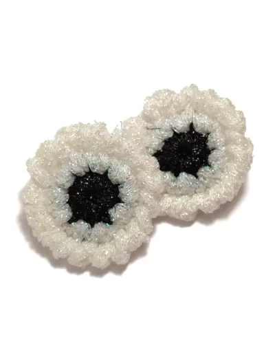 pendientes circulares blanco negro hechos a mano pendientes gummies detalle textura joyería textil pendientes artesanales ligeros colección Gummies
