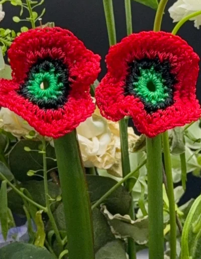 Pendientes Mitxoleta de crochet artesanal rojo de la colección Flores Efímeras de BeMeknes. Foto en jardín