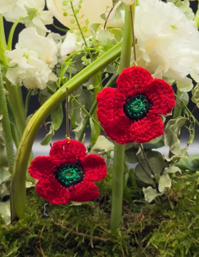 Pendientes Papoula de crochet artesanal rojo con barra metálica de la colección Flores Efímeras de BeMeknes