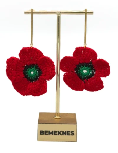 Pendientes Papoula de crochet artesanal rojo con barra metálica de la colección Flores Efímeras de BeMeknes
