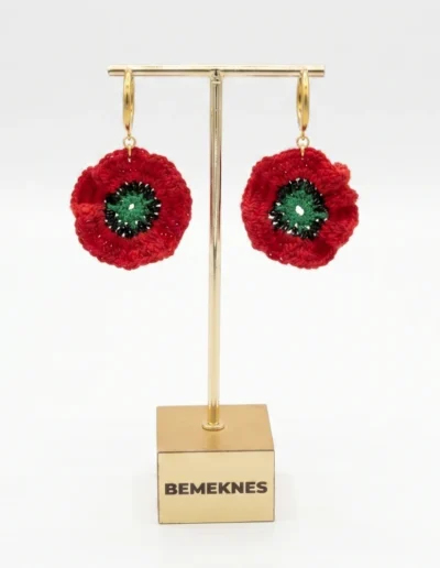 Pendientes Poppy de crochet artesanal de la colección Flores Efímeras de BeMeknes