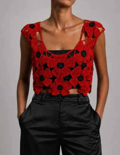 Modelo con blusa artesanal de amapolas de la colección Flores Efímeras