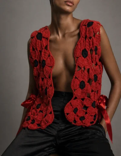 Modelo con chaleco artesanal con lazos de la colección Flores Efímeras