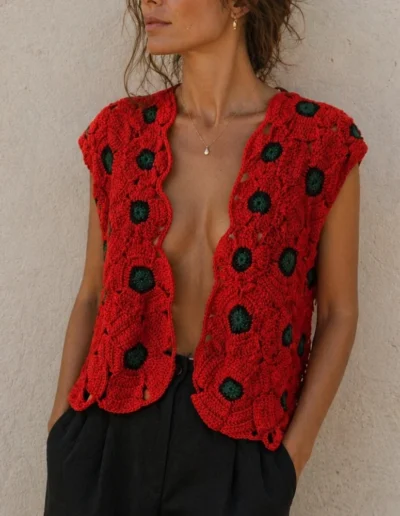Modelo con chaleco artesanal de amapolas de la colección Flores Efímeras