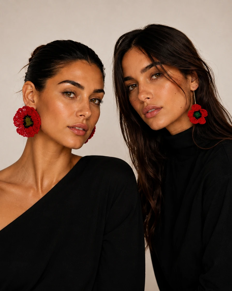 Dos chicas con pendientes de la coleccion Flores Efimeras