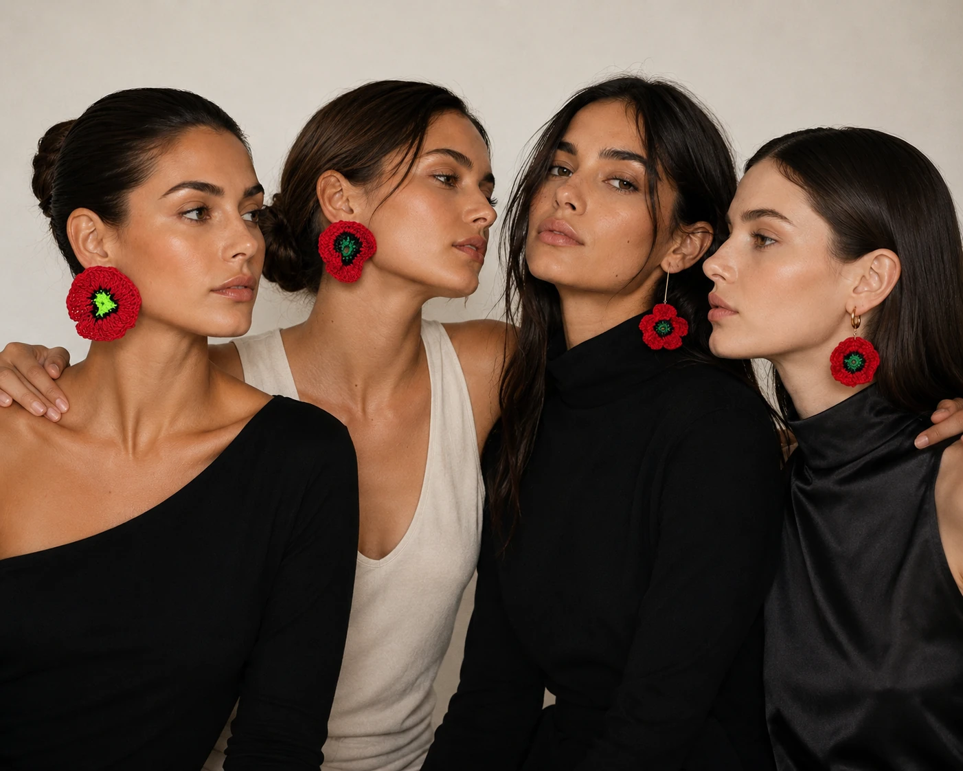 4 chicas posando con los pendientes de la coleccion flores efimeras