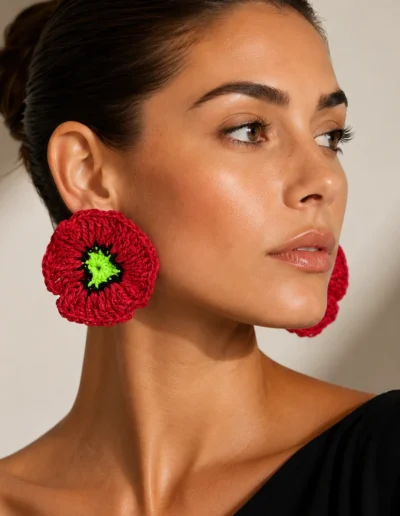 Primer plano de modelo con pendientes Mak