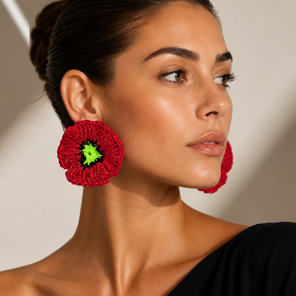 Pendientes Mak de crochet artesanal rojo de la colección Flores Efímeras de BeMeknes en un jardin.