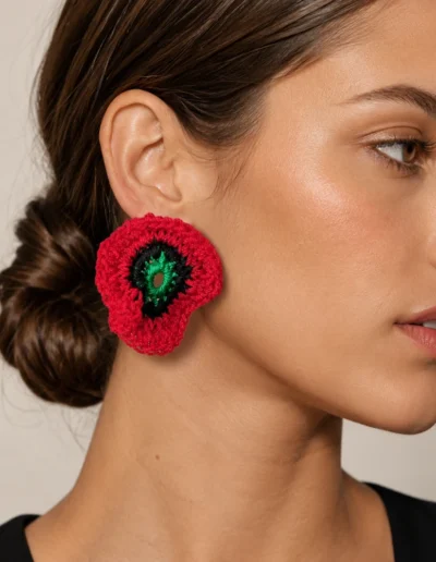Modelo con pendientes Mitxoleta