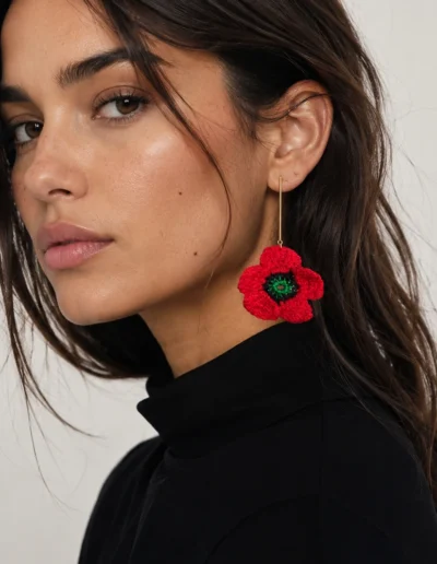 Pendientes Papoula de crochet artesanal rojo con barra metálica de la colección Flores Efímeras de BeMeknes puestos en modelo