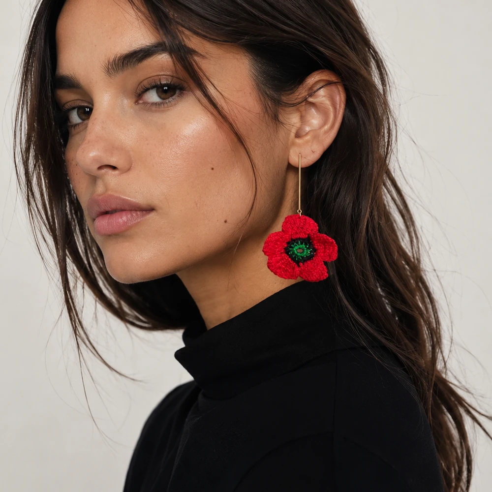 Pendientes Papoula Pendientes Papoula de crochet artesanal rojo con barra metálica de la colección Flores Efímeras de BeMeknes puestos en modelo