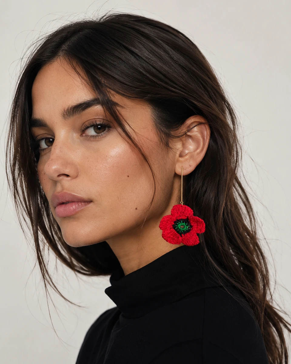 Pendientes Papoula de crochet artesanal rojo con barra metálica de la colección Flores Efímeras de BeMeknes puestos en modelo
