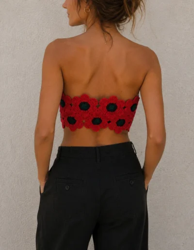 Imagen trasera modelo llevando top strapless de amapolas Flores Efímeras de BeMeknes