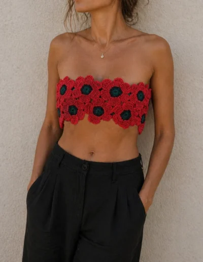 Modelo llevando top strapless de amapolas Flores Efímeras de BeMeknes