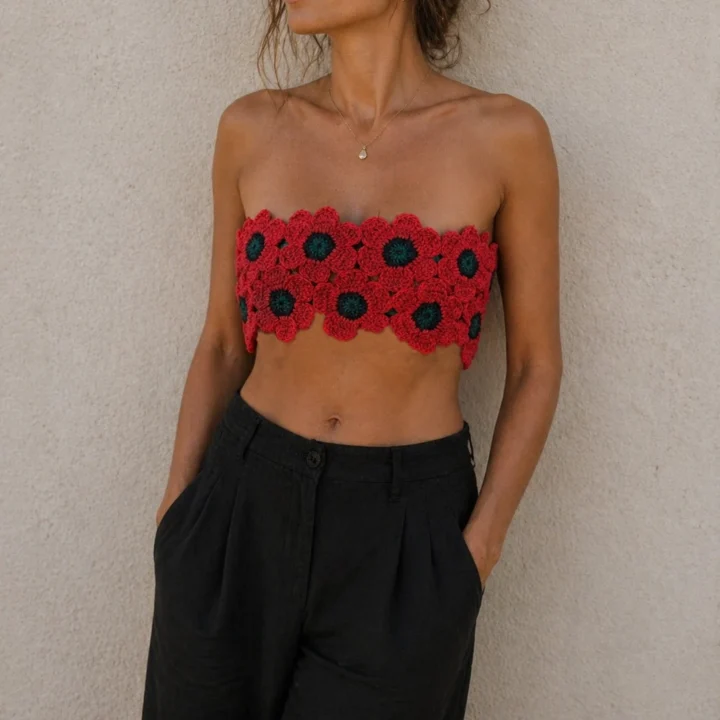Modelo llevando top strapless de amapolas Flores Efímeras de BeMeknes