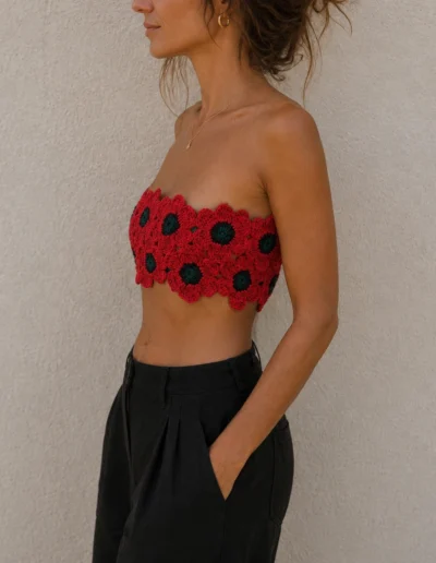 Imagen lateral modelo llevando top strapless de amapolas Flores Efímeras de BeMeknes