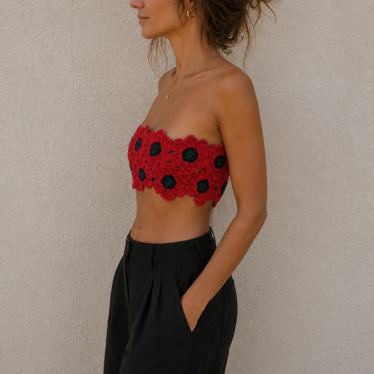 Imagen trasera modelo llevando top strapless de amapolas Flores Efímeras de BeMeknes