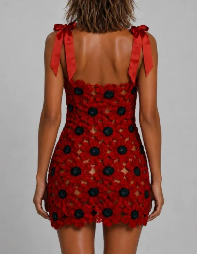 Vista trasera del vestido artesanal de amapolas con lazos rojos de satén