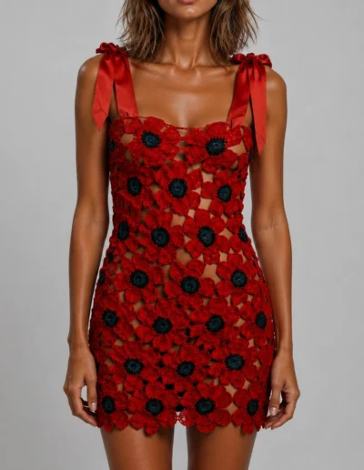 Modelo llevando vestido de amapolas con lazos Flores Efímeras de BeMeknes