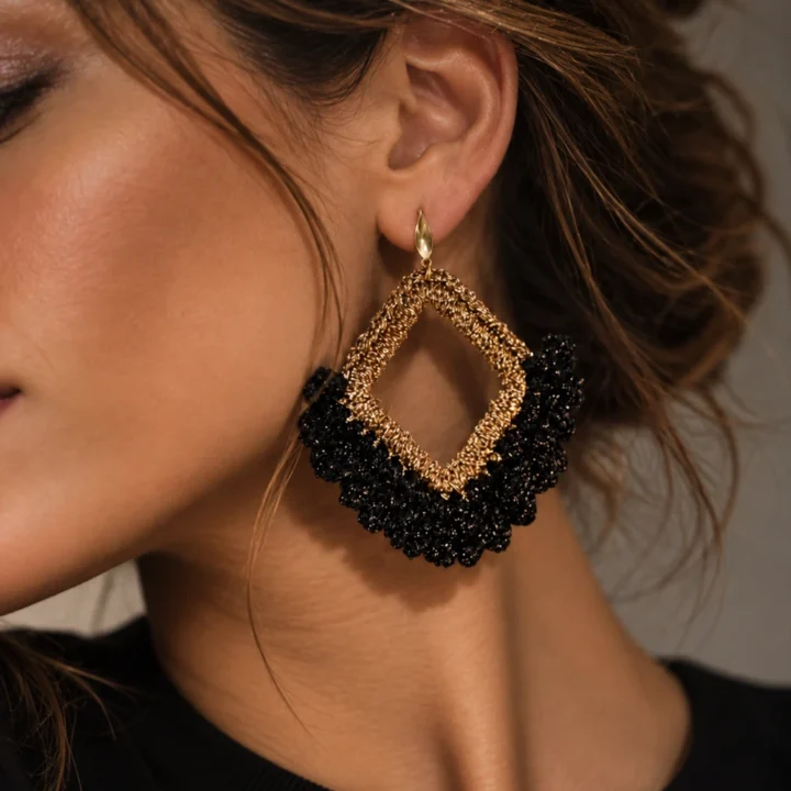 Pendientes geométricos de joyería textil Destino en negro y dorado