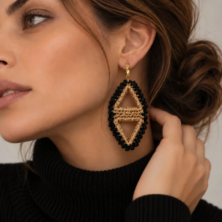 Pendientes largos de joyería textil Anhelo en negro y dorado